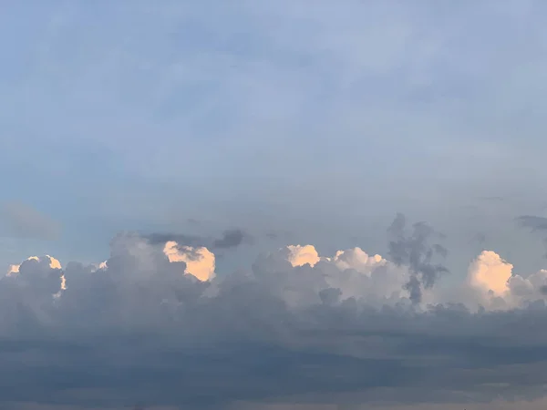 Blauwe Mooie Lucht Witte Wolken Helder Weer Mooi Contrast Met — Stockfoto