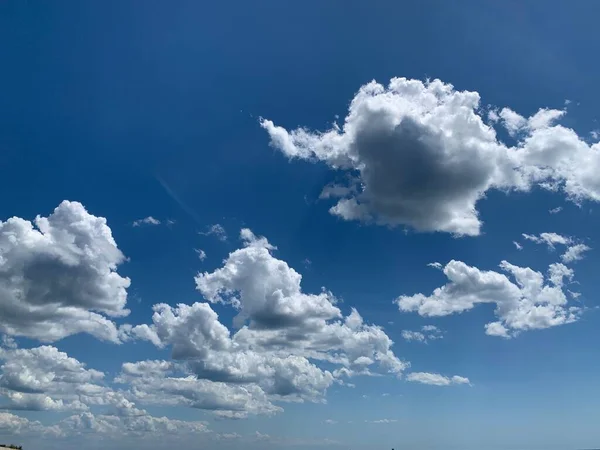 Bleu Beau Ciel Nuages Blancs Temps Clair Beau Contraste Avec — Photo