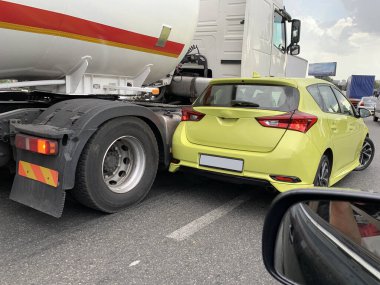 Yoldaki arabaların çarpışması. Bir kamyon kazası ve otoyolda bir araba. Kavram: kentte trafik kazası. Kiev çevre yolu, 16 Ağustos 2020