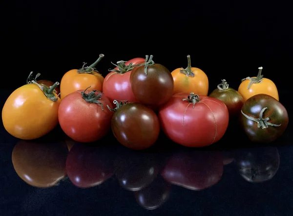 Hausgemachte Reife Tomaten Auf Schwarzem Hintergrund Buntes Gemüse Gelbe Und — Stockfoto