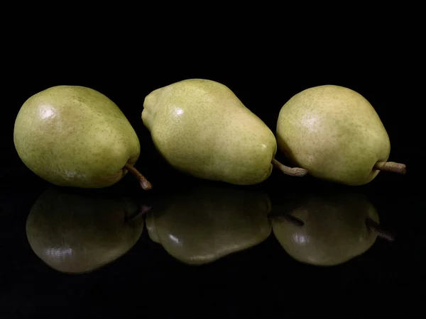 Grüne Reife Birne Auf Schwarzem Hintergrund Bera Birne Große Früchte — Stockfoto