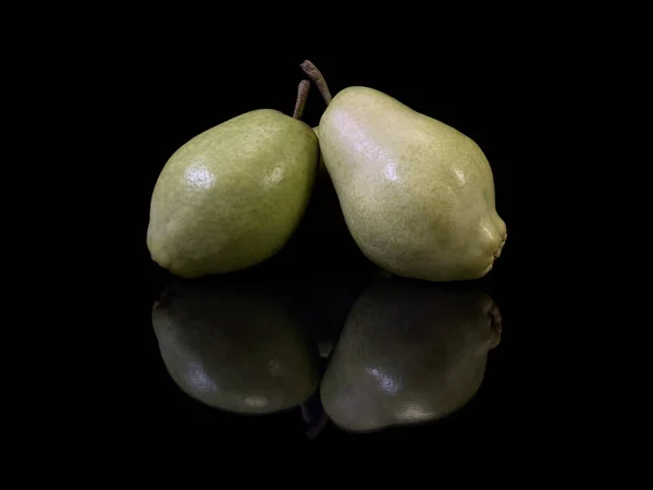 Zelená Zralá Hruška Černém Pozadí Odrůda Bera Velké Plody Podzimní — Stock fotografie
