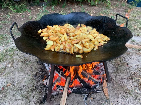 Запечённый Картофель Над Огнём Чипсы Подсолнечном Масле Фон Текстуры Жареный — стоковое фото