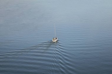 Üç adam sava Nehri üzerinde yelken ile tekne