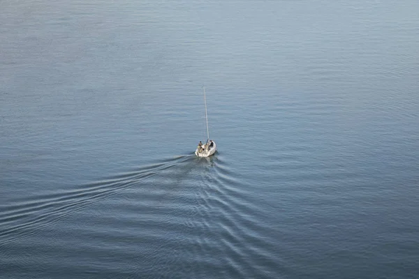 Barco com três caras navegando no rio Sava — Fotografia de Stock