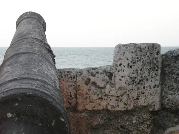 Canon på Cartagena fästning ser till horisonten, Colombia — Stockfoto