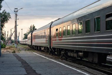 tren gün batımında yakın seyahat