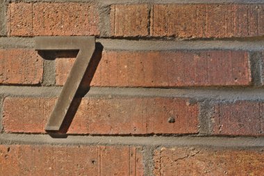 Kopya alanı olan tuğla duvarda yedi numara.