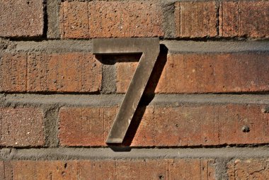 Yedi numara tuğla duvarın ortasında.