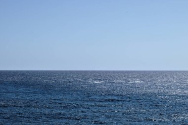 Mavi suların üzerinde mavi gökyüzü olan Horizon