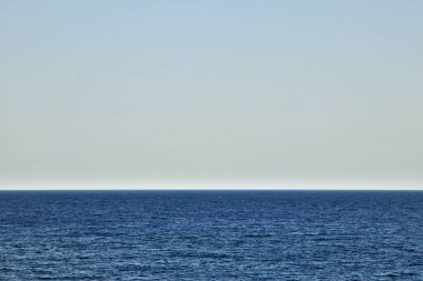 Mavi suların üzerinde mavi gökyüzü olan Horizon