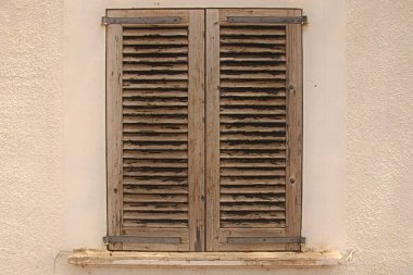 Eski ahşap pencere perdeleri