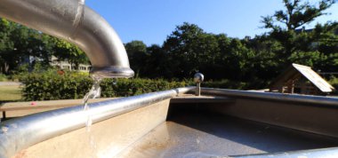 Bir su parkı kurulumunun musluğu