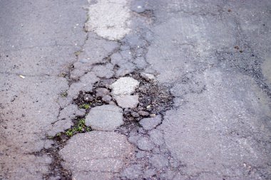 Sokak yüzeyinde yol çukurları