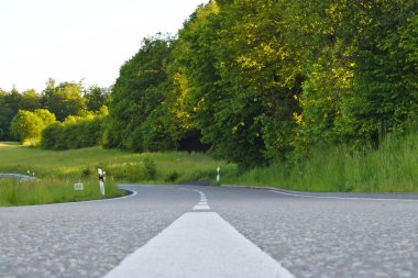 Boş yol bir yere gidiyor.