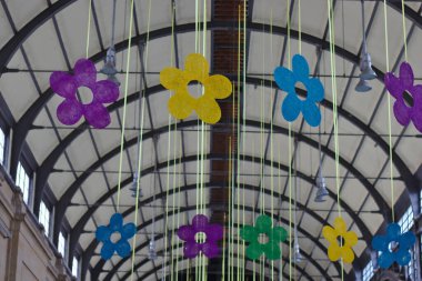 Tren istasyonunun tavanında asılı sahte çiçekler.