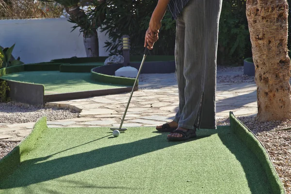 Nízká Perspektiva Ženu Hrající Minigolf — Stock fotografie