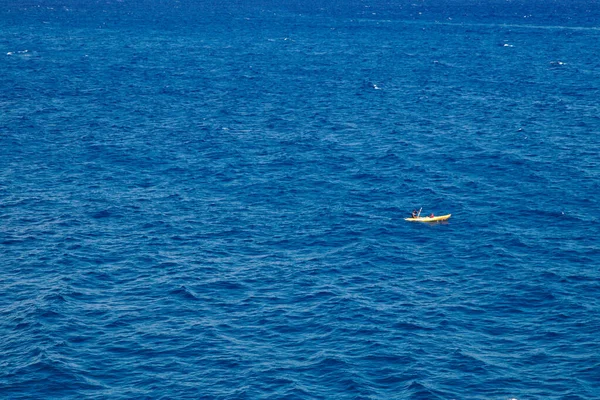 Žlutá Loď Dvěma Neznámými Lidmi Oceánu — Stock fotografie