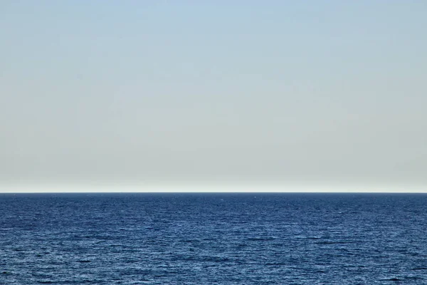 Horizont Modrou Oblohou Nad Modrou Vodou — Stock fotografie