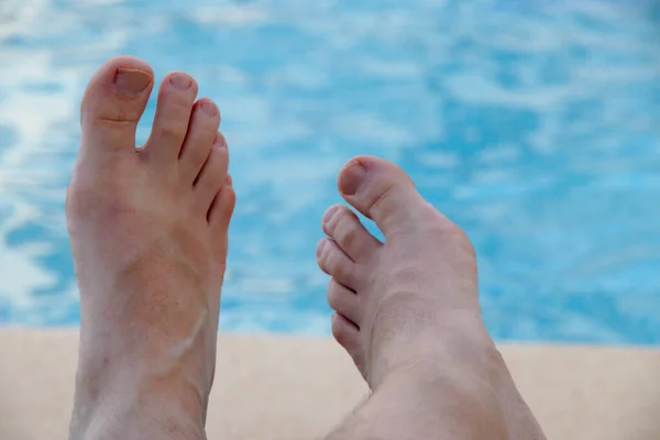 Två Fötter Framför Blått Vatten — Stockfoto