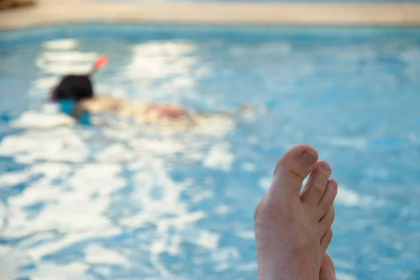 Höger Manlig Fot Framför Pool Med Oidentifierad Person Snorkling — Stockfoto