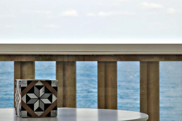 Stůl Balkoně Výhledem Oceán — Stock fotografie
