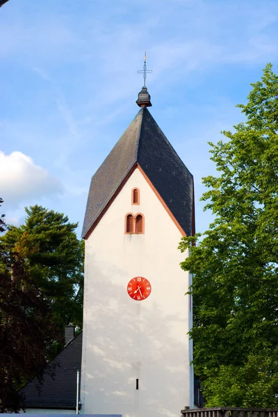 Clocher Avec Une Horloge Rouge Entourée Arbres Ciel Bleu — Photo