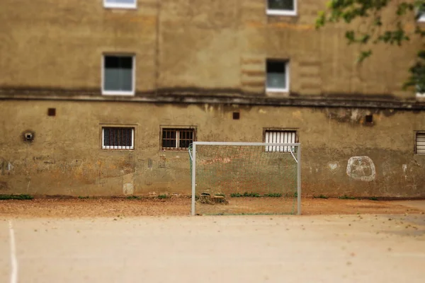 Campo Futebol Abandonado Com Uma Fachada Hous Nas Costas — Fotografia de Stock