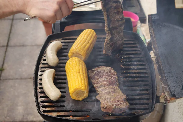 Sidoperspektiv Grill Med Kött Och Grönsaker — Stockfoto