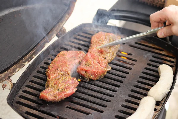 Perspectiva Lateral Uma Grelha Com Carne — Fotografia de Stock