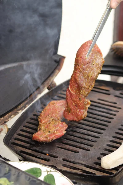 Perspectiva Lateral Una Parrilla Con Carne —  Fotos de Stock