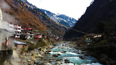 Ağır Kayalar ile Pavarotti Nehri