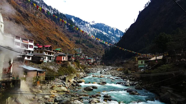 Ağır Kayalar ile Pavarotti Nehri