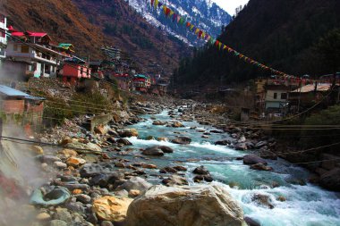 Ağır Kayalar ile Parvati Nehri