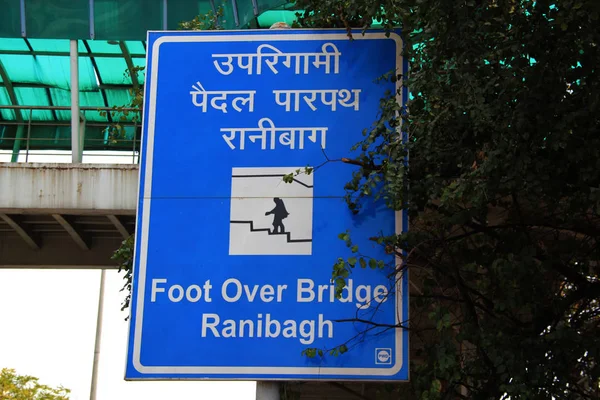 Une planche avec instructions données de pied sur le pont Ranibagh — Photo