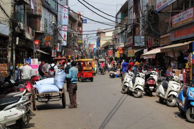 Delhi Sadar Bazar Market Crowd dolu.
