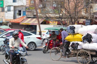 Delhi, Hindistan şehir merkezinde yoğun trafik var..