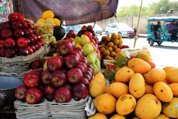 Assortiment van vers tropisch fruit op een straatmarkt in Delhi. — Stockfoto