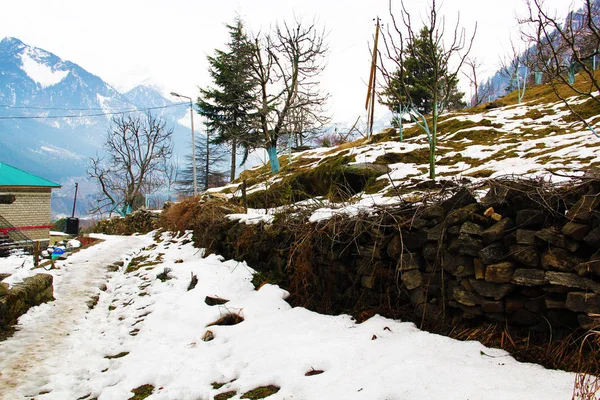 Schneebedecktes Land im Himalaya-Gebirgstal — Stockfoto