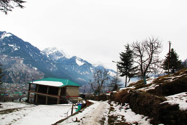 Śnieg pokryte ziemi w Himalayan Mountain Valley — Zdjęcie stockowe