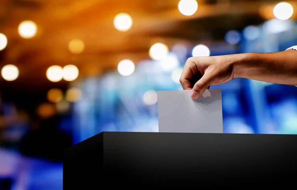 선거 투표 개념에 대한 투표용지를 들고 있는 손. 투표는 우리 나라에 매우 중요합니다. 모든 사람이 투표를 합니다.. — 스톡 사진