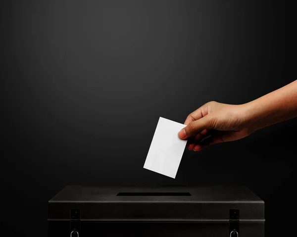 Hand hält Karte für Wahlvote.vote ist sehr wichtig für unsere nation.everyone tun die Stimme. — Stockfoto
