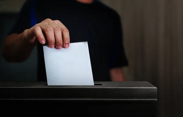 Voto eleitoral, papel de cédula de mão para o conceito de voto eleitoral no fundo da eleição lugar. Voto é muito importante para a nossa nação. Todos fazem o voto . — Fotografia de Stock