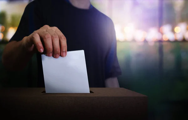 Το χέρι που κατέχει το εκλογικό έγγραφο για την εκλογική ψηφοφορία στη θέση του εκλογικού ιστορικού. Εκλογική ψήφος. Η ψήφος είναι πολύ σημαντική για το έθνος μας. Όλοι θα ψηφίσουν. — Φωτογραφία Αρχείου