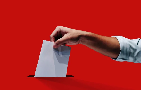 Hand hält Stimmzettel für Wahlkonzept, Clipping Pfad isoliert. Stimme ist sehr wichtig für unsere nation.Jeder tun die Stimme. — Stockfoto