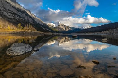 Dağlar Medicine Lake, Jasper, Kanada 'da yansıyor