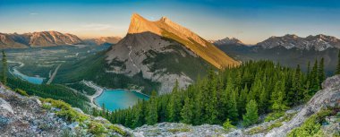 Ha Ling Tepesi 'nin akşam manzarası ve Rocky Dağları. Canmore, Kanada