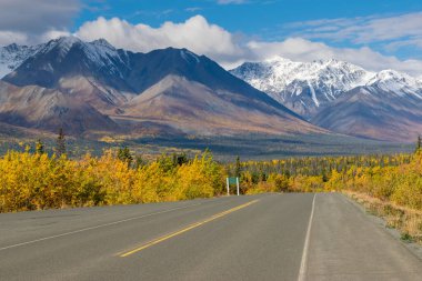 Kanada, Rocky Dağları 'ndan geçen boş otoyol.