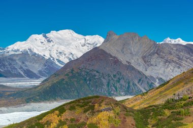 Wrangell St. Elias Ulusal Parkı 'ndaki dağların ve buzulların manzarası, Alaska, ABD
