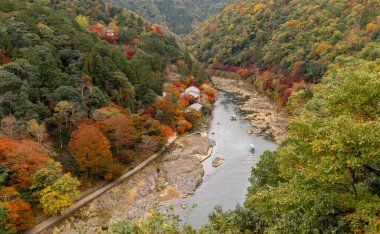 Japonya, Kyoto 'daki Arashiyama bölgesinde güzel sonbahar renkleri